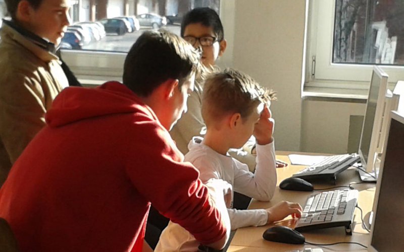 Aktivitäten Düsseldorf Realschulen - Schüler beim Computerunterricht